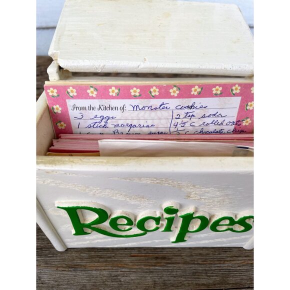 VIntage 1970s Faux white Wood Floral Recipe Box with Recipes Retro - Picture 3 of 10